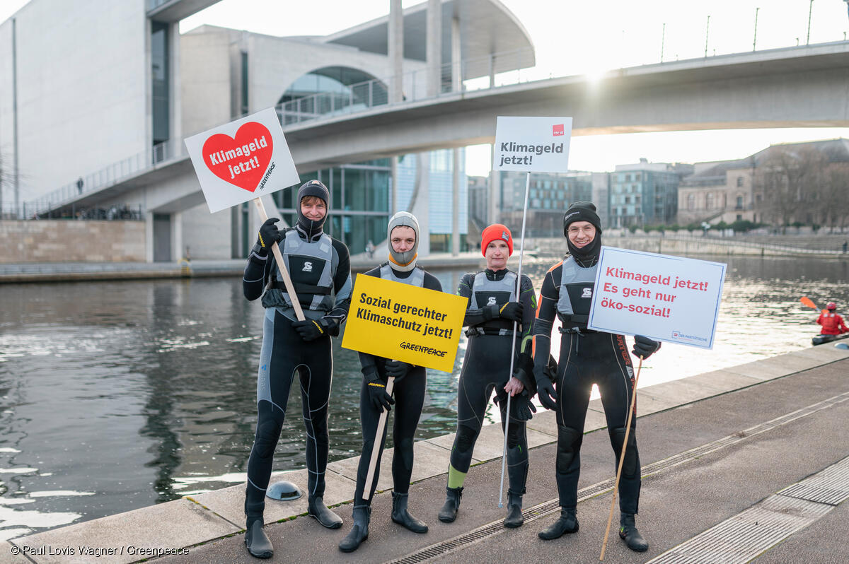 greenpeace_de's tweet photo. Schön war's - gemeinsam mit @_verdi, @AWOBund und @Paritaet gemeinsam für sozial gerechten Klimaschutz.💪Das #Klimageld MUSS kommen! Sonst müssen wir nächstes Jahr wieder alle in die Spree😅 Zieht euch warm an!🧊 https://t.co/FKbnxfvDIe