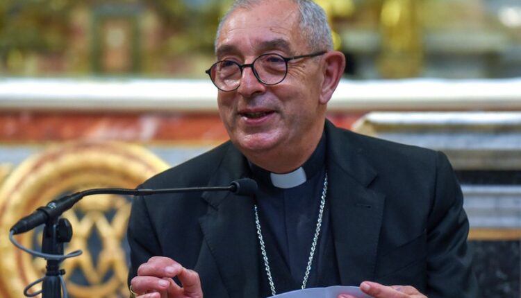 CaritasRoma's tweet photo. Con il saluto del cardinale #DeDonatis, si apre giovedì #1febbraio il primo dei tre incontri di formazione in Dottrina Sociale della Chiesa che la Caritas della @diocesidiroma e il @PontIstGP2 dedicano agli animatori della carità.
Info e iscrizioni👇 https://t.co/7yDlctVq52 https://t.co/DHAE72z3ah
