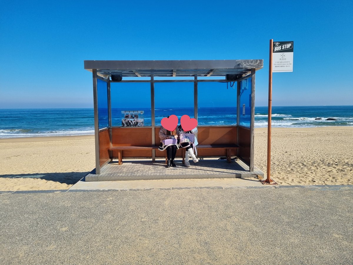 babuting0918's tweet photo. 강릉 주문진 여행 사실..진짜 목적은 봄날 정류장 보러 가는거였다는거ㅋㅋ 평일인데도 사진찍는사람 엄청 많았어 겨울바다 좋구나 #알파메이트 #오버더파라다이스 #리베타 https://t.co/Msscrkop3c