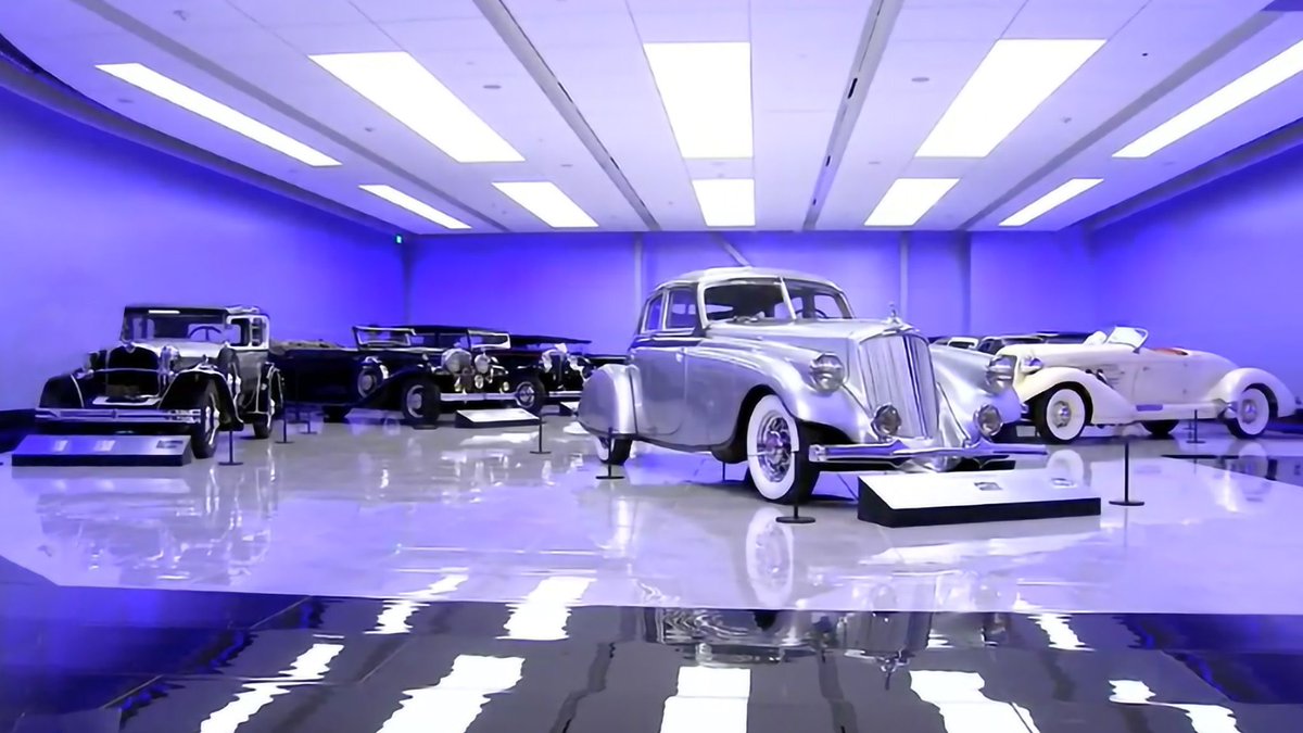 In this showroom of The Savoy Automobile Museum, LumiCloud™Linéa were installed in the two end rows and Bespoke in the three center rows. You can incorporate Linéa into your architectural lighting projects in three simple steps. Learn more here: buff.ly/3N17MrC