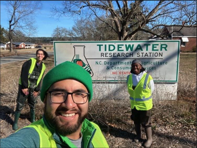 STEPS_STC's tweet photo. Scholars Hector Fajardo, Geisianny Moreira, &amp; Ki'Shawnda Parker had a great field day at the NC TBL site! They collaborated with researchers from @ClemsonUniv &amp; @ncatsuaggies to work on new water quality &amp; sensor technology projects. We can't wait to see where their work leads! https://t.co/s5dkO3piEZ