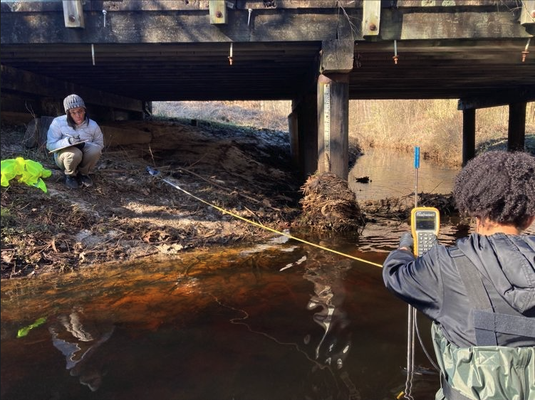 STEPS_STC's tweet photo. Scholars Hector Fajardo, Geisianny Moreira, &amp; Ki'Shawnda Parker had a great field day at the NC TBL site! They collaborated with researchers from @ClemsonUniv &amp; @ncatsuaggies to work on new water quality &amp; sensor technology projects. We can't wait to see where their work leads! https://t.co/s5dkO3piEZ