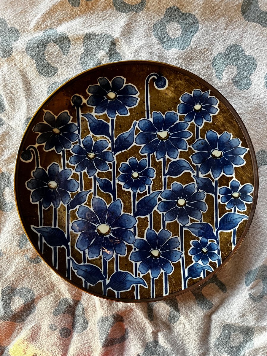 StellaMittelweg's tweet photo. One of my favorite plates. The flowers seem aggressive somehow, like you accidentally walked down their alley and now they want to fight.

#homedecor #dishware #housewares #eclecticdecor https://t.co/bJlCsGsjYI