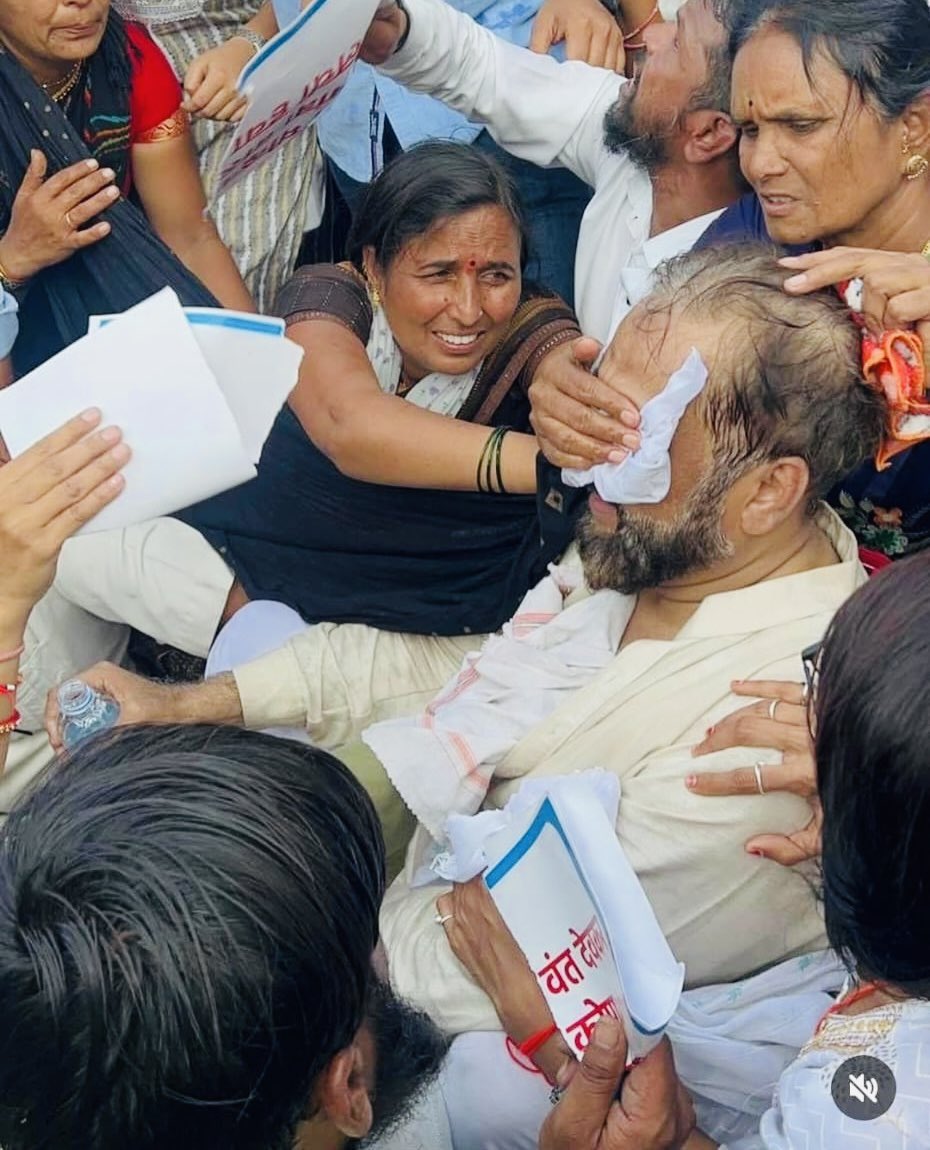 शायद यह मौजूदा भारत की सब से बेहतरीन तस्वीर हैं जहां एक मुस्लिम सांसद <a href="/imtiaz_jaleel/">Imtiaz Jaleel</a> साहब हिंदू बहेन भाइयों की हुक की लड़ाई के लिए लड़ रहा हैं पुलिस ने आंसू गैस दाग़ा धुंवे से सांसद के आंसू निकल गये और कई हिंदू बहने उनके आंसू पोंछ रही हैं।