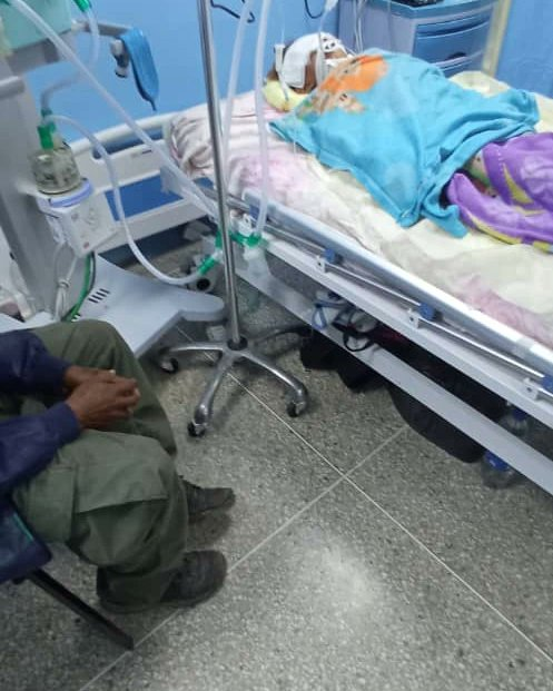 En El Sombrero,estado Guárico, un niño y una niña de la comunidad indígena se encuentran agonizando en el hospital tras comer comida de la calle que estaba envenenada ,que alguien con mala intención colocó con el fin de matar a los animales callejeros.
Los niños se las pasaban