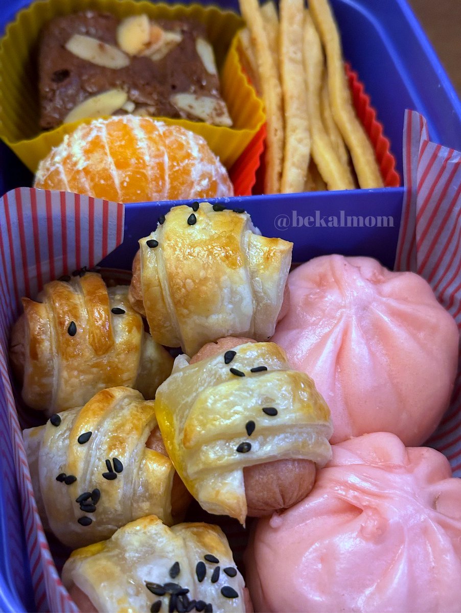 Day592. Bekal for today:
•Mini sausage rolls 
•Red bean pau
•Orange
•Chocolate brownies from Bandung
•Homemade kerepek from Bandung 

Watch this Reel! 🎥
instagram.com/reel/C2uN3fWPJ…