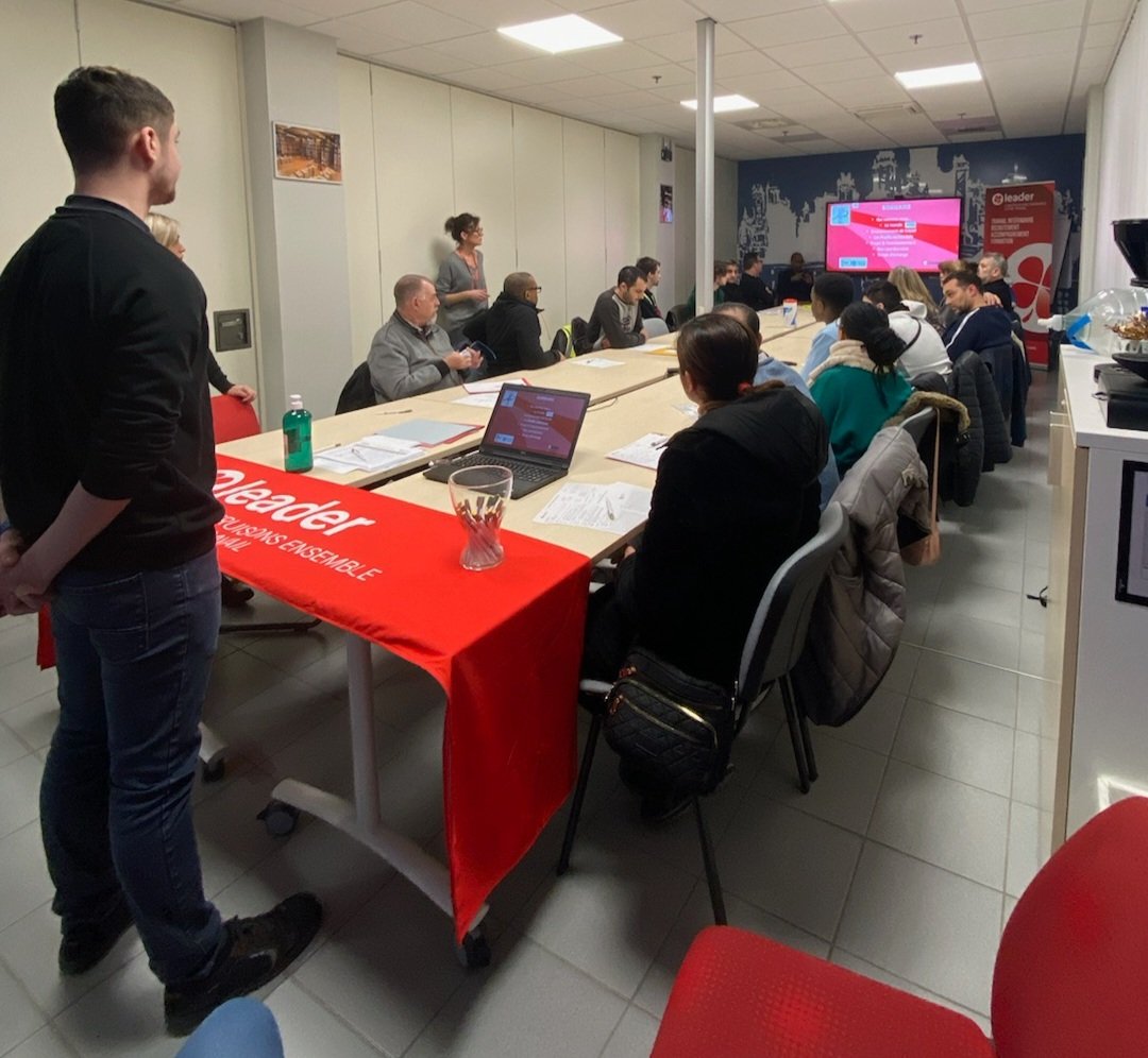 Grâce au travail des conseillères de #FranceTravail et <a href="/Capemploi_/">Cap Emploi</a> 
17 candidats visitaient le site <a href="/FMLogistic/">FM Logistic Group</a> de #Neuville aux Bois ce matin avec  <a href="/GroupeLeader/">Leader</a>
 🔜 missions à venir
 👏 <a href="/LaurenceLeon22/">Laurence Leon</a>