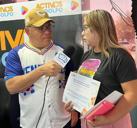 #30Ene Con mucha alegría la oficina de comunicación y redes sociales de la casa deportiva recibe reconocimiento de manos del gobernador Adolfo Pereira, por el desempeño en las redes sociales. ¡Un placer! #7TFórmulaVictoriosa @NicolasMaduro @AdolfoP_Oficial @gobiernodelara