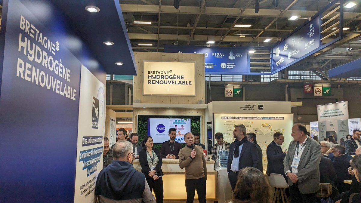 Comment s'articule la boucle locale hydrogène de <a href="/LorientAgglo/">Lorient Agglo</a> ?
De la production à l'usage, en passant par la formation, différents intervenants valorisent l’apport de l’hydrogène renouvelable comme réponse aux enjeux de décarbonation du territoire.
<a href="/danielcueff/">Daniel Cueff</a> 
📍Stand 4M32