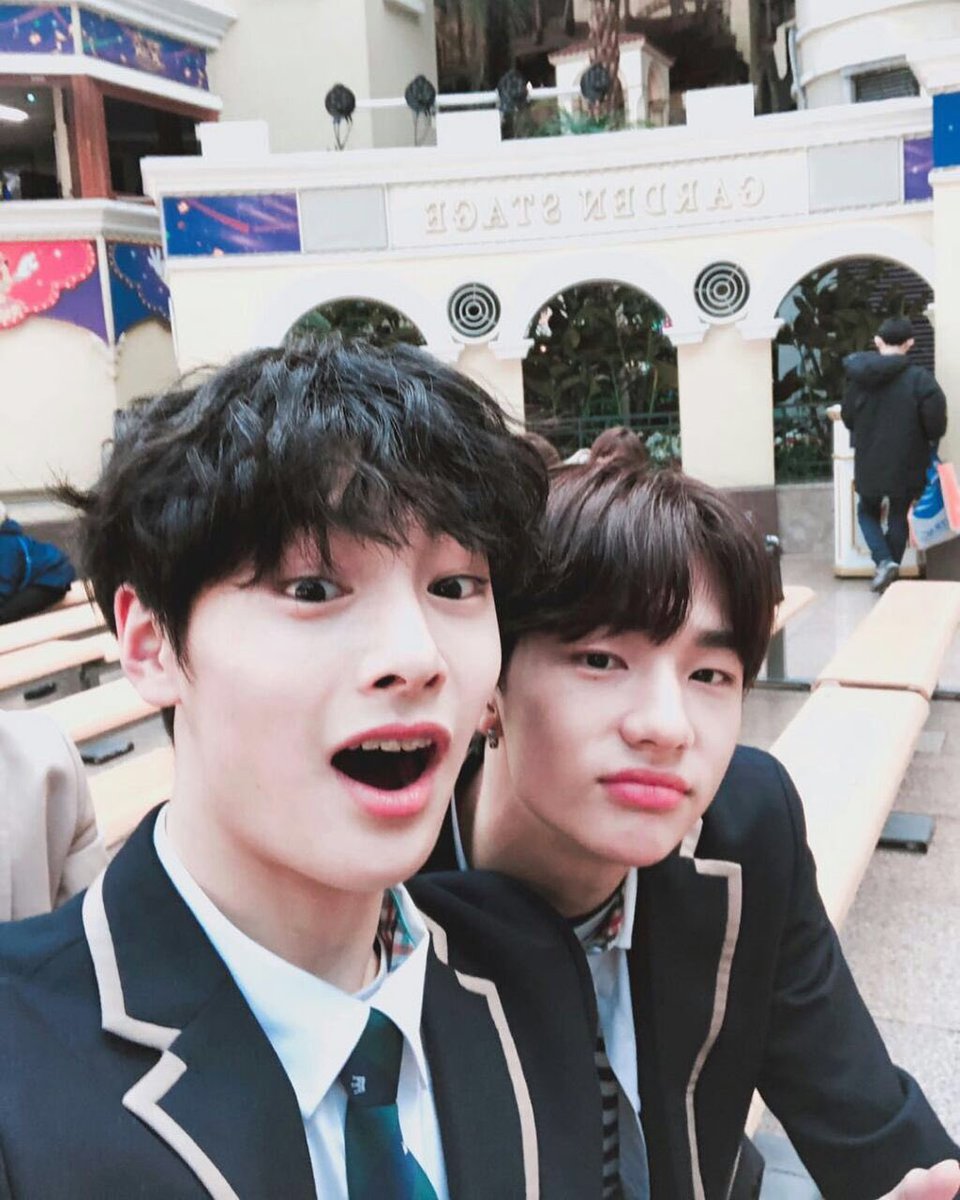 IN2128J's tweet photo. 180130 전설의 롯데월드 정인이 https://t.co/kbfn6QZLq2