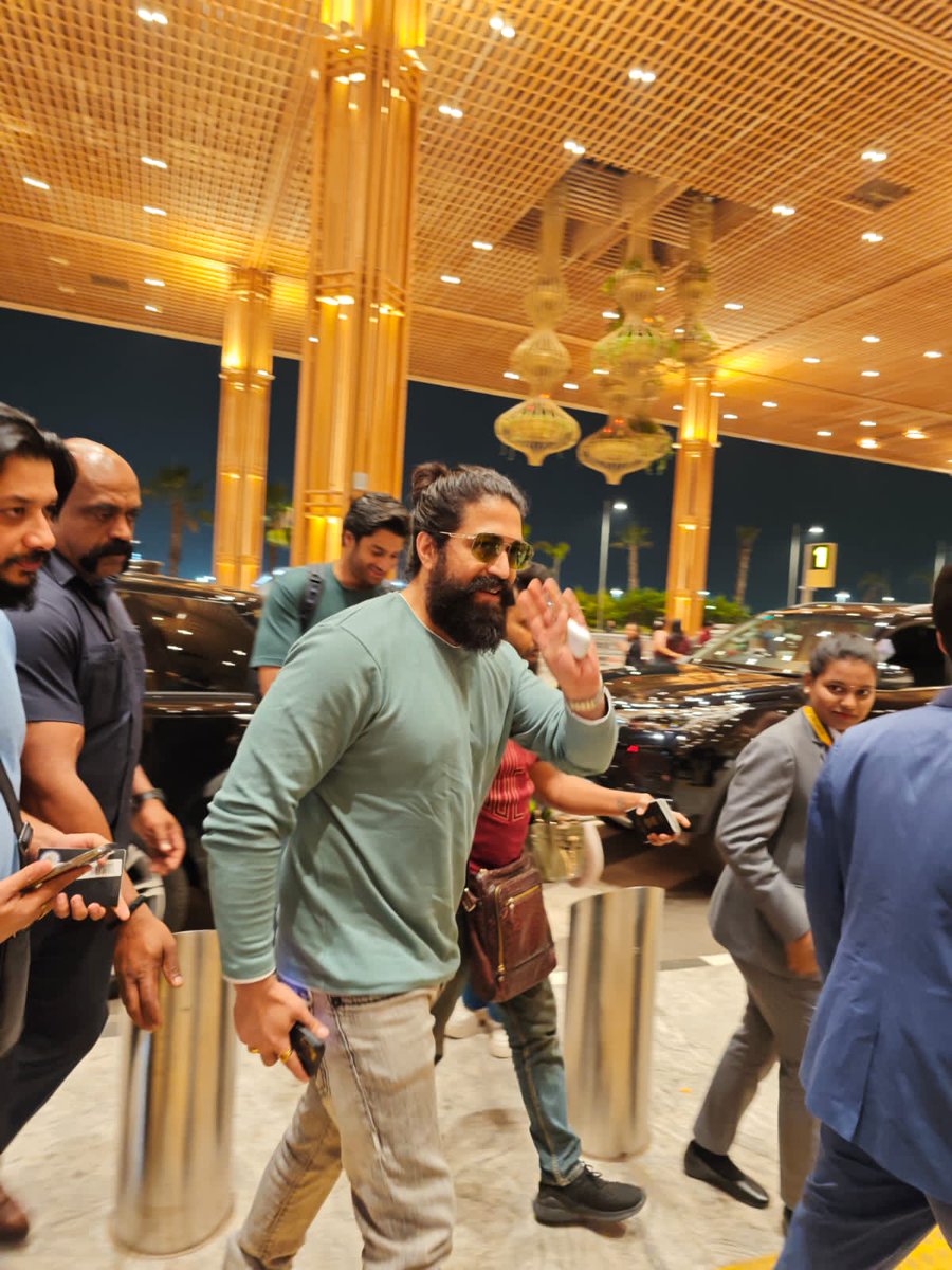 Yashbalaga's tweet photo. Exclusive Pic Of @TheNameIsYash BOSS 

#YashBOSS #ToxicTheMovie https://t.co/nsE1cYVIA8
