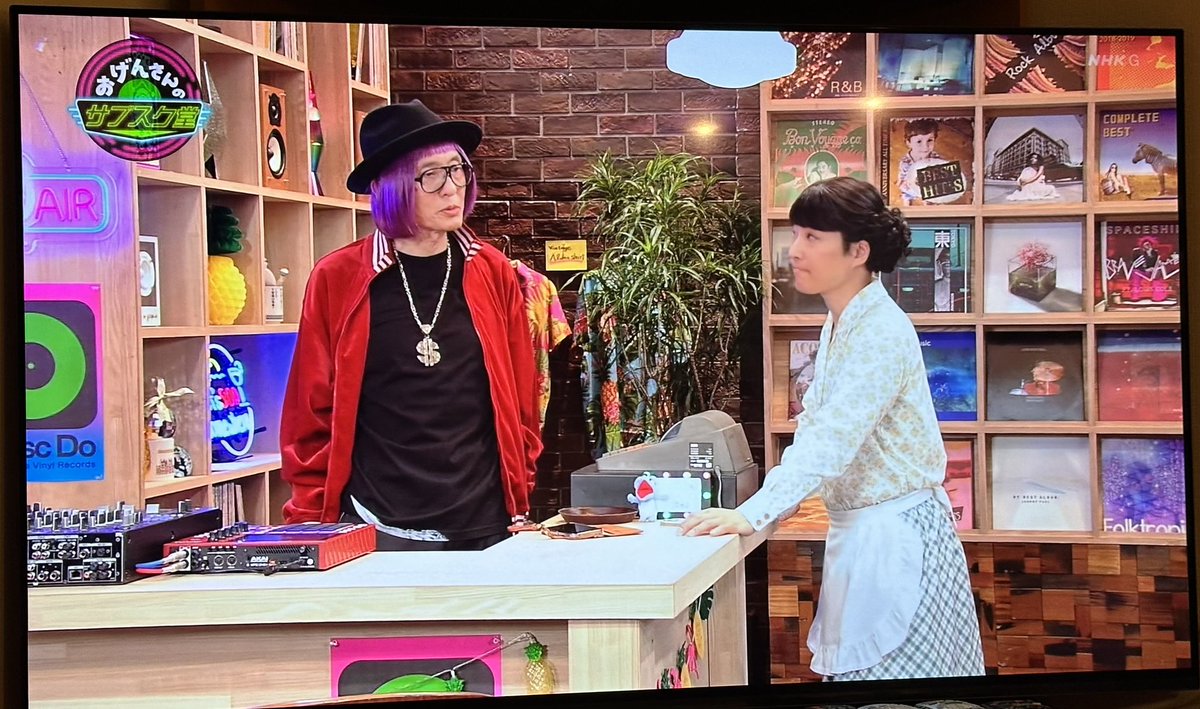 sweet_ssk's tweet photo. 「おげんさんのサブスク堂」という番組、再放送NHKでただいまオンエア中…
星野源さんと松重さんお二人の番組。
画面見ながら、『ガッキースマイル』というフレーズと、それを何度も連呼するシギョンさんを思い出して、思わず笑ってしまう私です。
#ソンシギョン https://t.co/aKCqPXCEyH