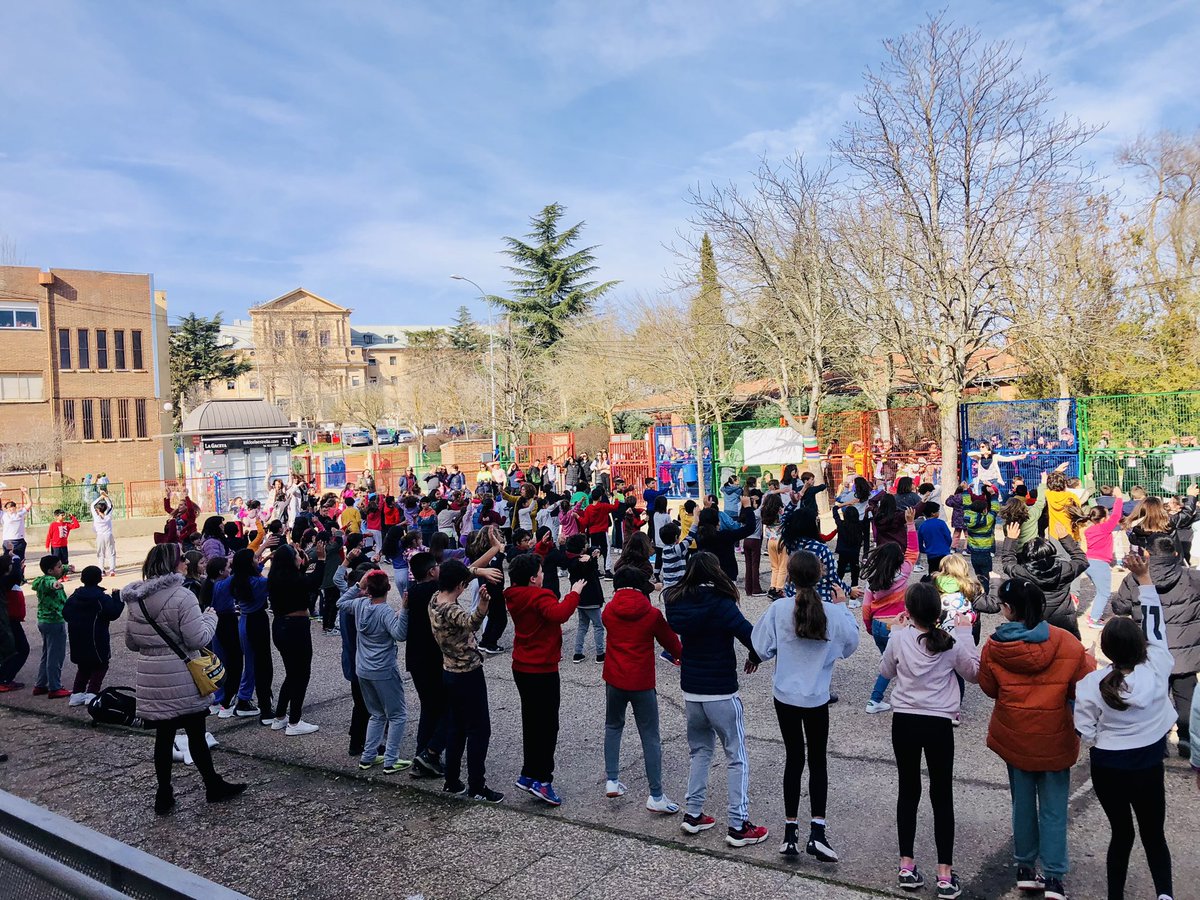 ceipfelixro's tweet photo. Celebramos el #DiaDeLaPaz 🕊️☮️🏳️ #Somoselfelix #CentrosEducacyl #Convivencia @educacyl https://t.co/JMlaHLmERW