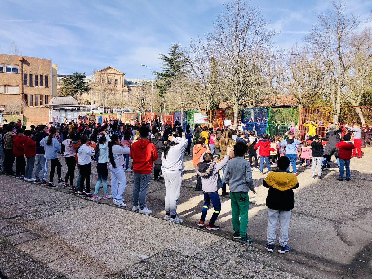 ceipfelixro's tweet photo. Celebramos el #DiaDeLaPaz 🕊️☮️🏳️ #Somoselfelix #CentrosEducacyl #Convivencia @educacyl https://t.co/JMlaHLmERW