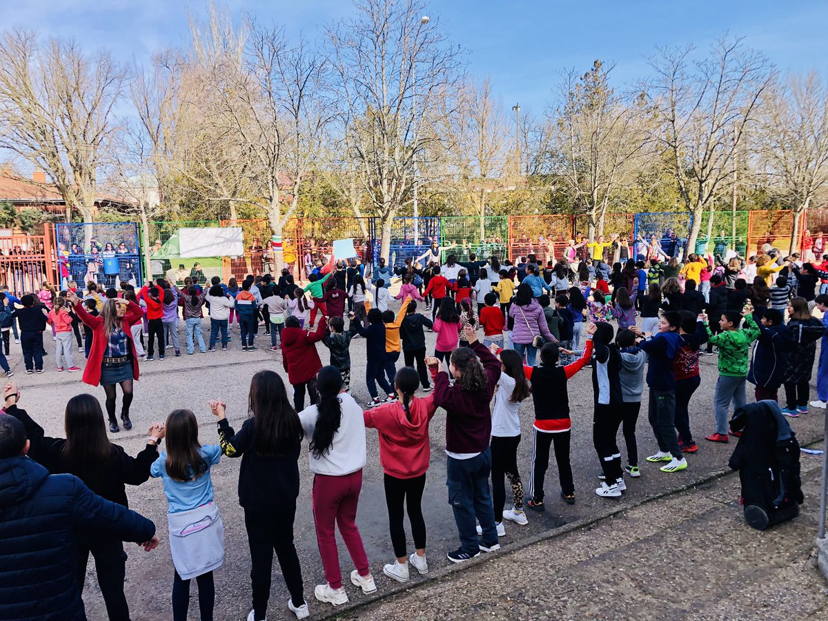ceipfelixro's tweet photo. Celebramos el #DiaDeLaPaz 🕊️☮️🏳️ #Somoselfelix #CentrosEducacyl #Convivencia @educacyl https://t.co/JMlaHLmERW