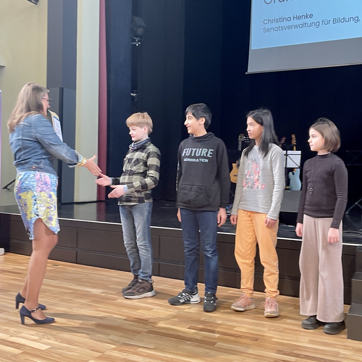 Bühne frei für die 21. #Preisverleihung des Berliner Schülerzeitungswettbewerbs! 🗞️🎉 Mit großem Vergnügen zeichnet Staatssekretärin Christina Henke heute die besten Berliner #Schülerzeitungen für ihre journalistische Arbeit aus. Zu den Preisträgern▶️ berlin.de/sen/bjf/servic… 1/2