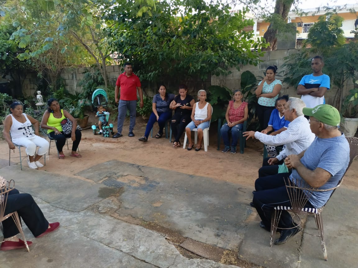 somosuntzulia's tweet photo. #30Ener | La dirigencia política de la parroquia Manuel Dagnino del municipio #Maracaibo se trasladó al barrio Los Andes con el objetivo de realizar un conversatorio junto a los habitantes de la comunidad para escuchar sus inquietudes y llevar ese mensaje de esperanza. https://t.co/51m2XKllt1