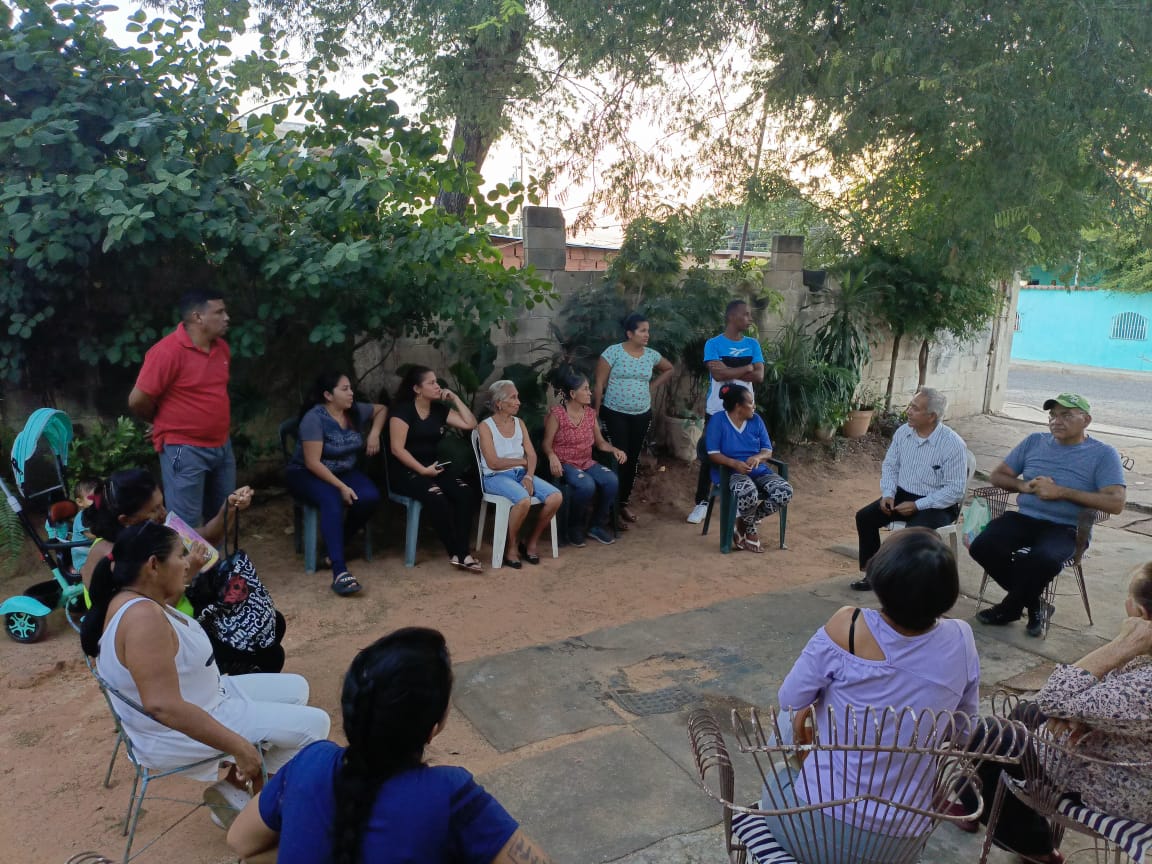 somosuntzulia's tweet photo. #30Ener | La dirigencia política de la parroquia Manuel Dagnino del municipio #Maracaibo se trasladó al barrio Los Andes con el objetivo de realizar un conversatorio junto a los habitantes de la comunidad para escuchar sus inquietudes y llevar ese mensaje de esperanza. https://t.co/51m2XKllt1