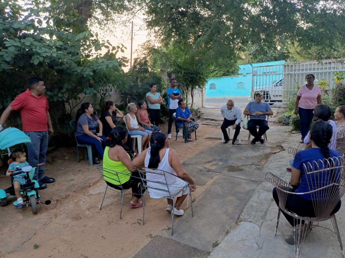 somosuntzulia's tweet photo. #30Ener | La dirigencia política de la parroquia Manuel Dagnino del municipio #Maracaibo se trasladó al barrio Los Andes con el objetivo de realizar un conversatorio junto a los habitantes de la comunidad para escuchar sus inquietudes y llevar ese mensaje de esperanza. https://t.co/51m2XKllt1