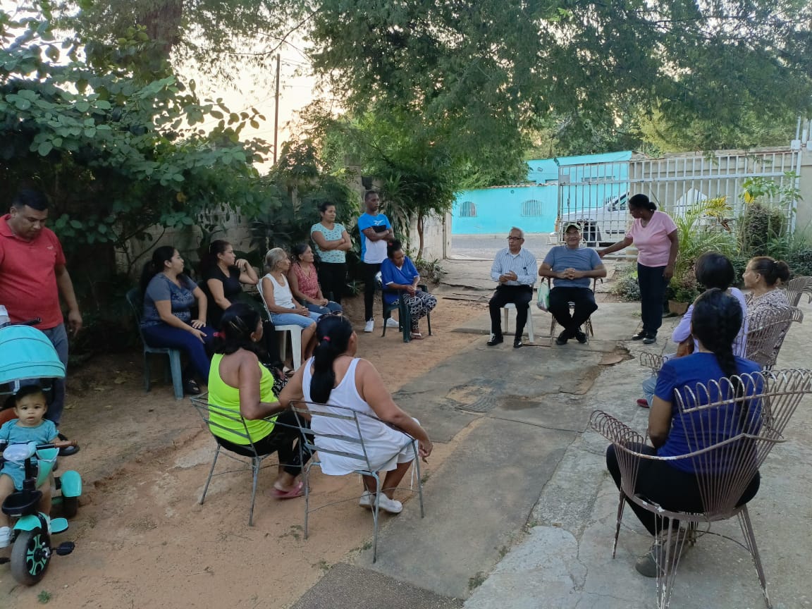 somosuntzulia's tweet photo. #30Ener | La dirigencia política de la parroquia Manuel Dagnino del municipio #Maracaibo se trasladó al barrio Los Andes con el objetivo de realizar un conversatorio junto a los habitantes de la comunidad para escuchar sus inquietudes y llevar ese mensaje de esperanza. https://t.co/51m2XKllt1