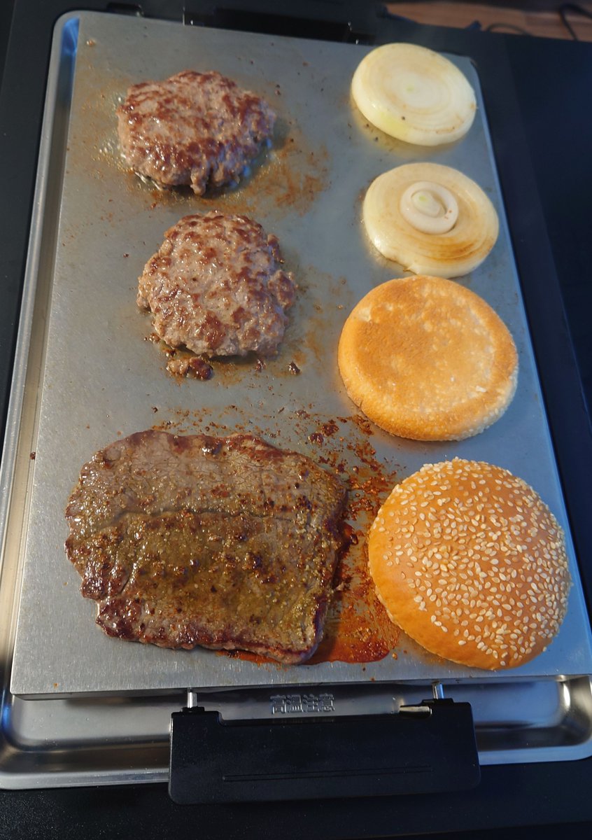 ProtectLife4's tweet photo. 美味しい鉄板焼きのお店だと思ったら
バーガーショップだった！！

ダブルチーズ＆オニオンバーガー！

#ハンバーガー
#BLMUDA
#ThePlatePro https://t.co/zGn7bSpr2F