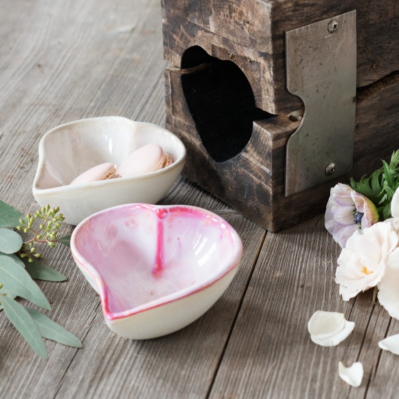 LuxBondGreen's tweet image. What's in your heart? 💗⁠
⁠
Fill it up with love in the Crystalline Twist Heart Bowl from @simonpearce

#SimonPearce #LuxBondGreen #ValentinesDayGifts #Heart