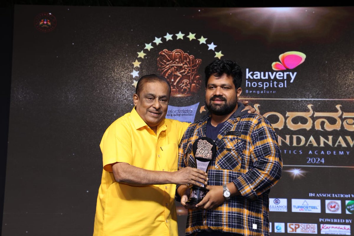 V Chandanavana Film Critics Academy Awards 2024 Best Debut Director : @ShashankSoghal for #DaredevilMusthafa #ಚಂದನವನ ಫಿಲ್ಮ್ ಕ್ರಿಟಿಕ್ಸ್ ಅಕಾಡೆಮಿ ಅವಾರ್ಡ್ಸ್ ೨೦೨೪. cfcacademy.in #ಚಂದನವನ_ಅವಾರ್ಡ್ಸ್_2024 #cfcaawards2024