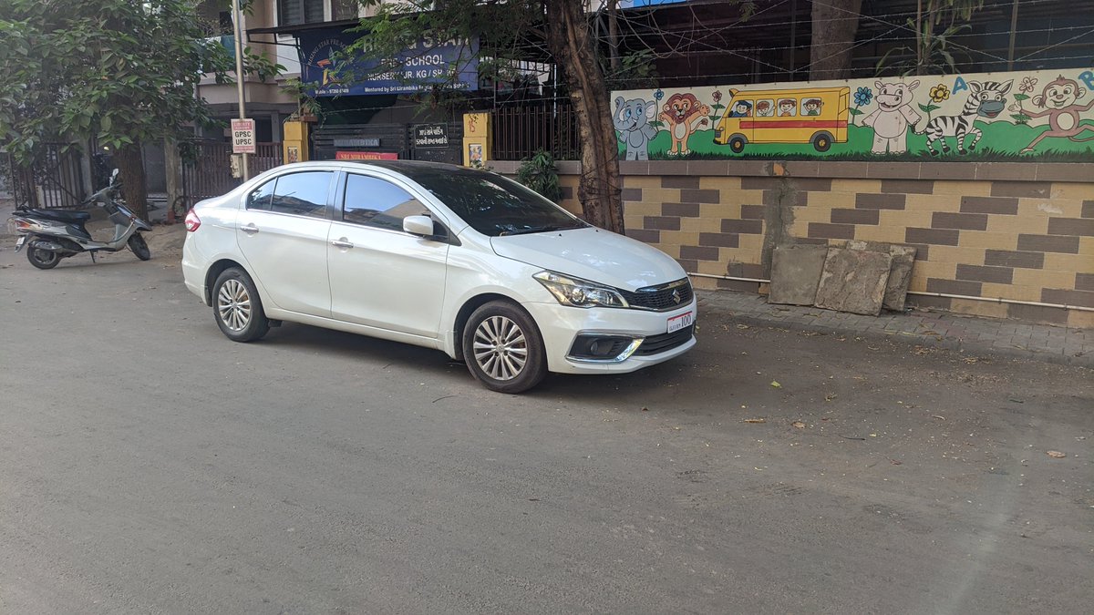 DarshitPSoni's tweet photo. @GujaratPolice car with black film. Something phishing? GJ01RN100 https://t.co/IFgZT6ly80