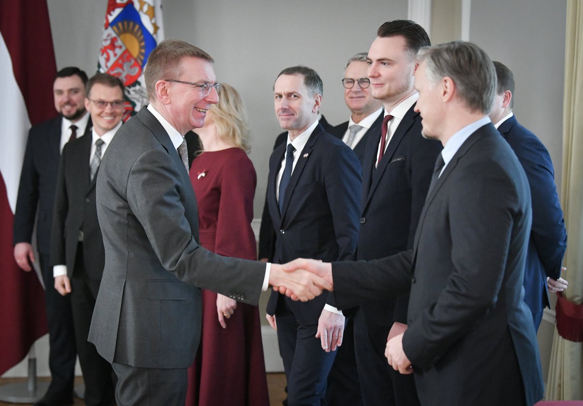 Šodien kopā ar <a href="/VL_TBLNNK/">Nacionālā apvienība</a> Saeimas frakciju tikāmies ar <a href="/edgarsrinkevics/">Edgars Rinkēvičs</a> uz veselīgu domapmaiņu, pārrunājot virkni iekšpolitikas jautājumu, tostarp  jautājumus par drošības izaicinājumiem un būtiskākajiem pasākumiem, kas būtu veicami militārās drošības un austrumu robežas