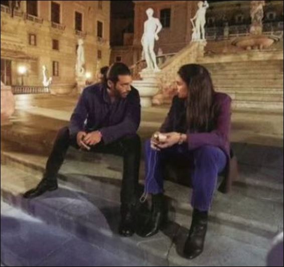 Can ammira il panorama mozzafiato e dice:-Vorrei arrampicarmi sui muri della chiesa,come Spiderman.-
Poi si gira verso Francesca e la fissa.
''Non guardarmi,altrimenti mi distrai ''scherza lei, che vorrebbe concentrarsi sul copione.Le battute però suscitano l'ilarità generale.