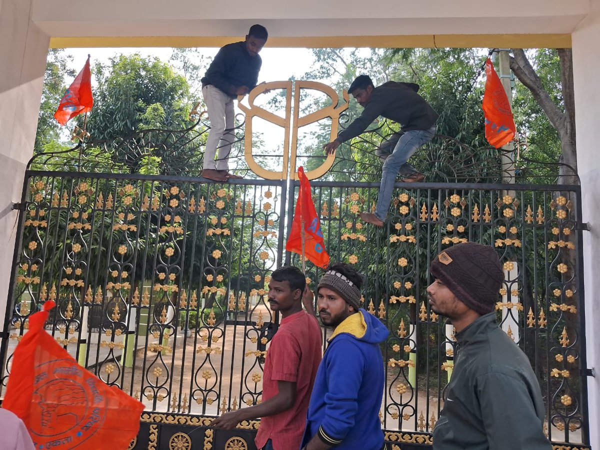ABVPBanga's tweet photo. পুরুলিয়া জেলা লালপুর মহাত্মা গান্ধী কলেজ ইউনিট ঘোষণা করা হলো এবং কলেজ চত্বরে বিদ্যার্থী পরিষদের পতাকা লাগানো হলো I
#ABVPPurulia
#ABVPInCampus
#ABVPBanga https://t.co/VFkdrouHIR