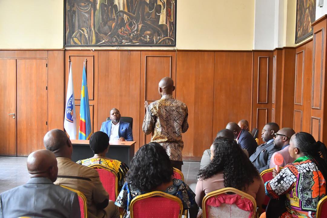 Int_Prov_Kin's tweet image. 30.01.24 : Répercutant les instructions d l’autorité urbaine, le Min. Prov. d l’Inter, a tenu 1 séance de travail avec les différents bourgmestres d Kin avec pr ordre du jour la sécurité ds les communes, l’assainissement des dites entités ainsi que le dossier Permis d’inhumation.