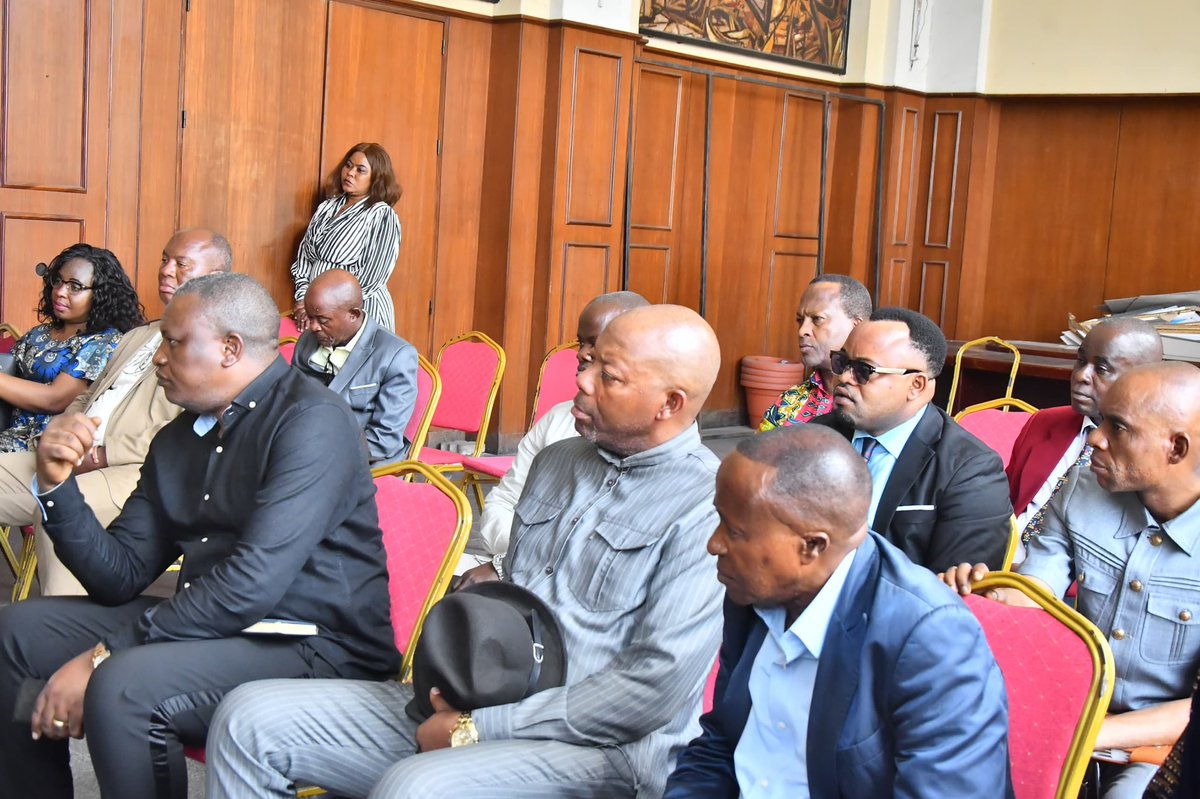 Int_Prov_Kin's tweet image. 30.01.24 : Répercutant les instructions d l’autorité urbaine, le Min. Prov. d l’Inter, a tenu 1 séance de travail avec les différents bourgmestres d Kin avec pr ordre du jour la sécurité ds les communes, l’assainissement des dites entités ainsi que le dossier Permis d’inhumation.