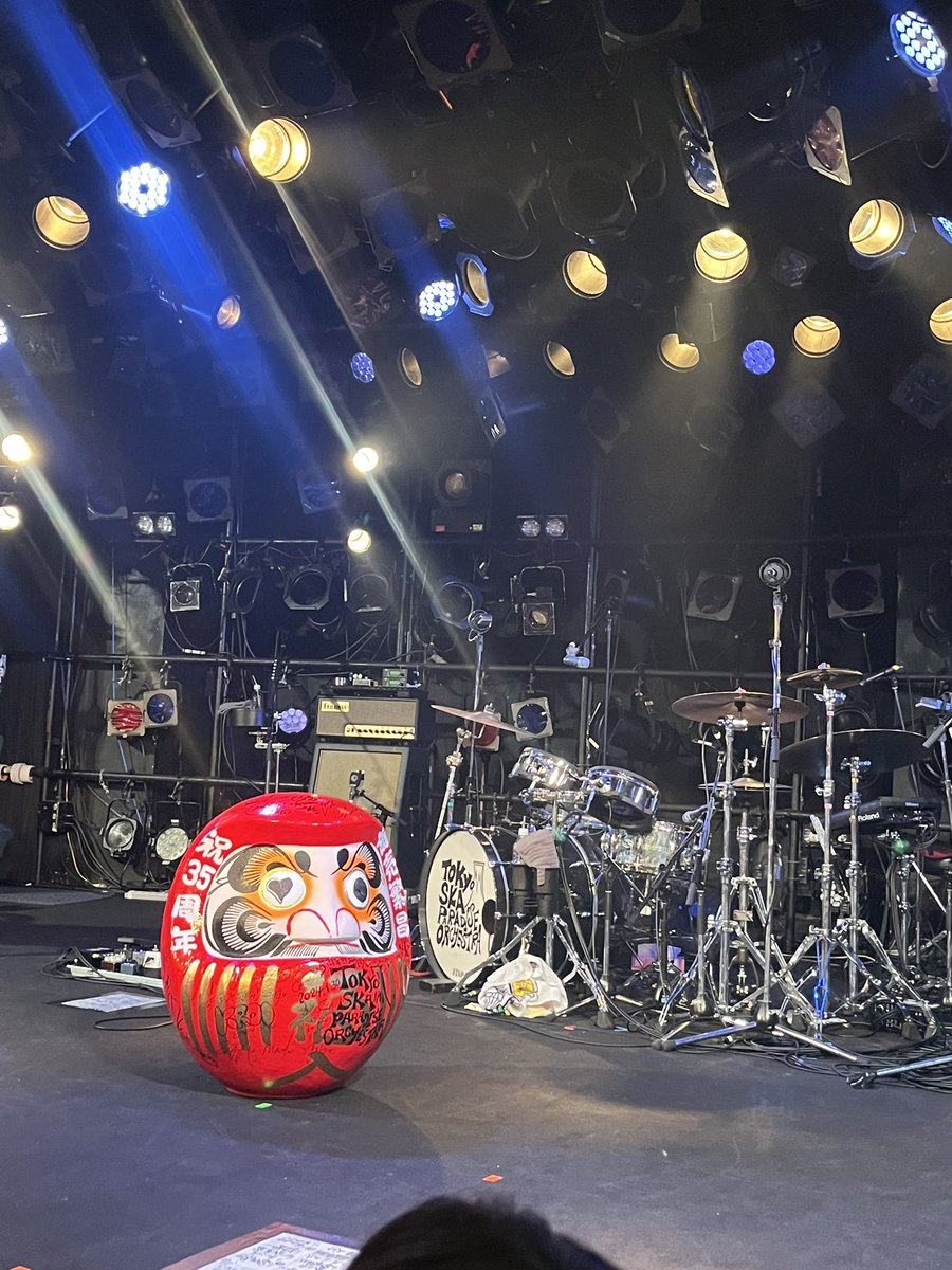 chatoran299's tweet image. こんなに近い場所から観る #東京スカパラダイスオーケストラ は初めて
谷中さんが何度も「近いね〜」と言い「こんだけ近いなら皆んなもう友達！ともだちイェ〜イッ✊🏻」って言ってくれたので友達認定😆
クアトロとスカパラ互いに35年の重みがタッグを組んだ良き日でした
#NEWVIEW #渋谷クラブクアトロ