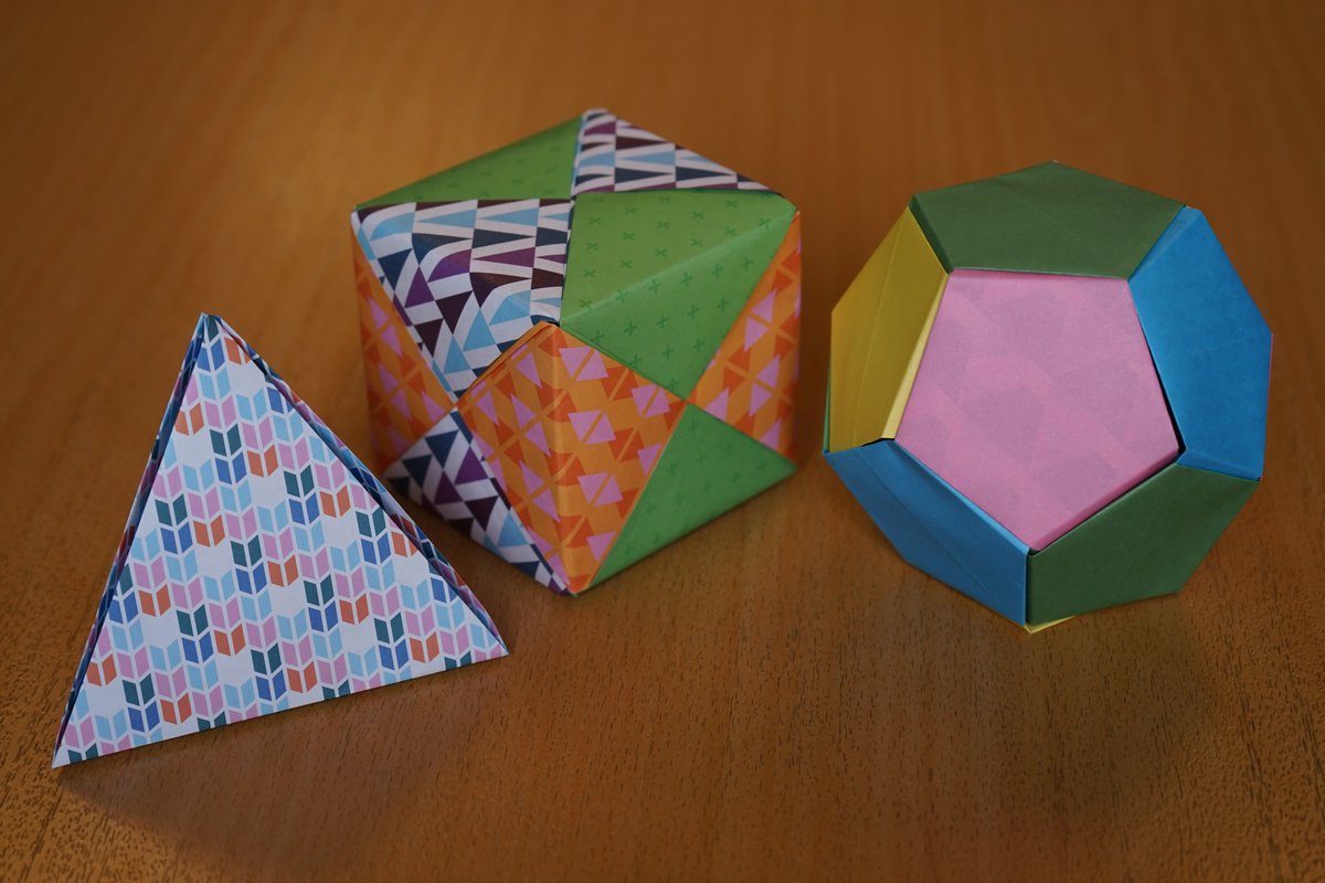 Origamis Mathématiques – Le Cube 
Rejoignez-nous à l'atelier et explorez l'art fascinant des origamis mathématiques!  À partir de février, avec des sessions pour les explorateurs et les exploratrices de 7 à 11 ans.
#OrigamisMathématiques 
©Institut Henri Poincaré , Paris.