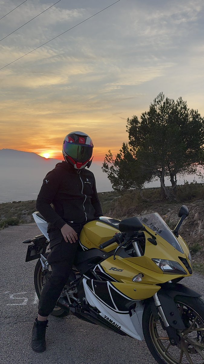 _toniii18's tweet photo. Había que decirlo, las fotos con la moto son las mejores https://t.co/nyxPxT6Ssr