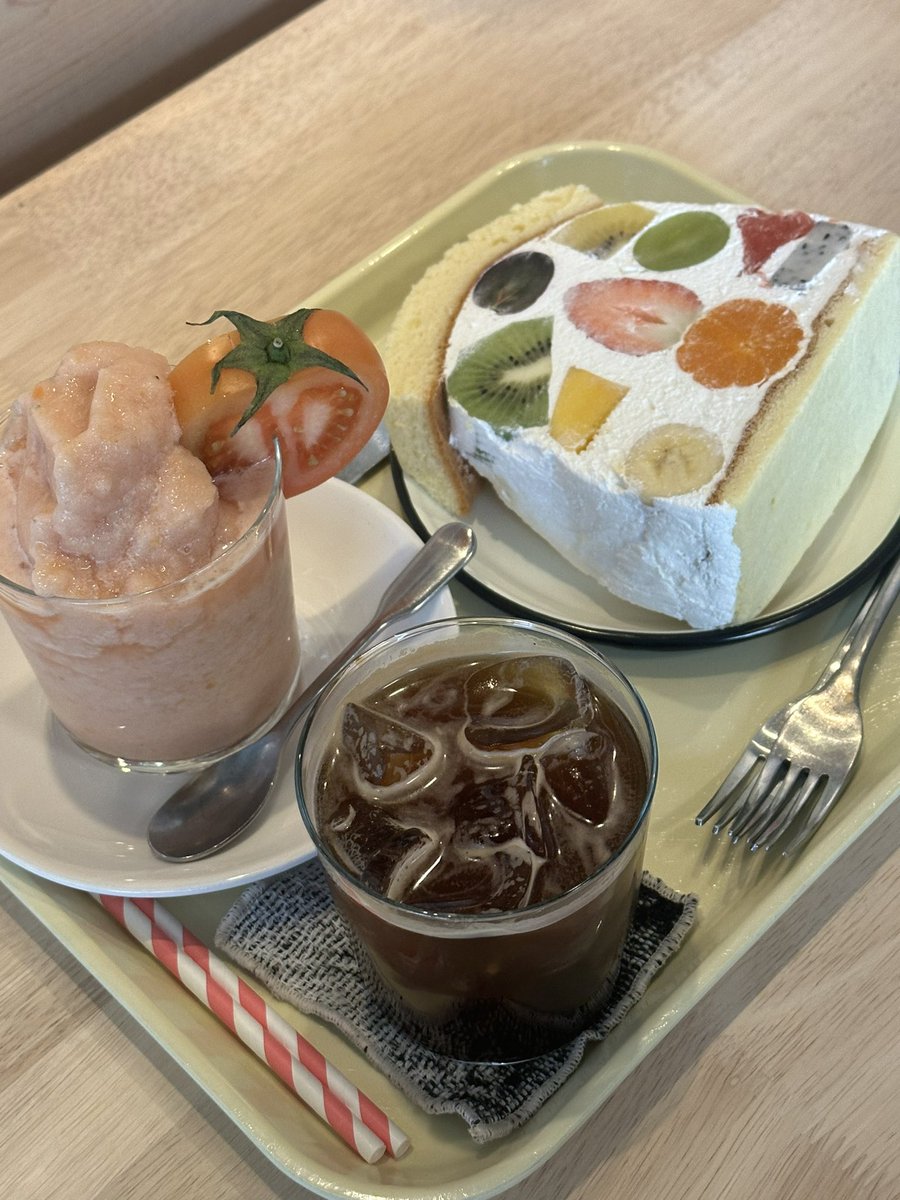 babbhbs's tweet photo. 📍대전 원잇투
- 후르츠산도 👍
- 토마토주스 👍
- 아메리카노 👍 https://t.co/sFqDesuEdQ