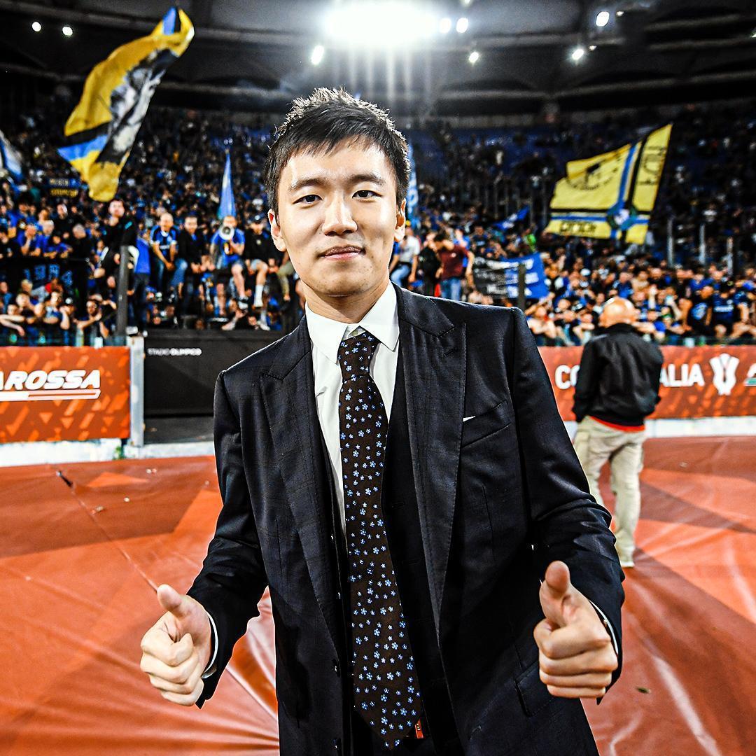 FootballFactly's tweet photo. 🇨🇳 Let's talk about Steven Zhang, the president of Inter...

▪ In 2018, at the age of 26, he became the youngest president in the club's history.
▪ He is the son of Zhang Jindong, the club's owner.
▪ He is an economist, graduated in the United States.
▪ He worked as an analyst at the multinational company Morgan Stanley.
▪ On his first day, he balanced the club's finances, paid off debts, and restructured the institution.
▪ He focuses solely on the economic aspect and delegates the sporting side.
▪ Under his management, Inter made high-profile signings such as Godín, Lukaku, Sánchez, Vidal, Lautaro Martínez, and Eriksen.
▪ In the 2019 financial report, he presented profits of 417 million euros, a record figure for the institution.
▪ His institutional goals include modernizing the sports headquarters, constructing a new stadium (projected for 2024), and enhancing the brand value of "Inter" in Asia.
▪ He hired Beppe Marotta as the club's sporting director.

He has already won EVERYTHING in Italy and led Inter Milan to the Champions League final. All this at the age of 31 👑
