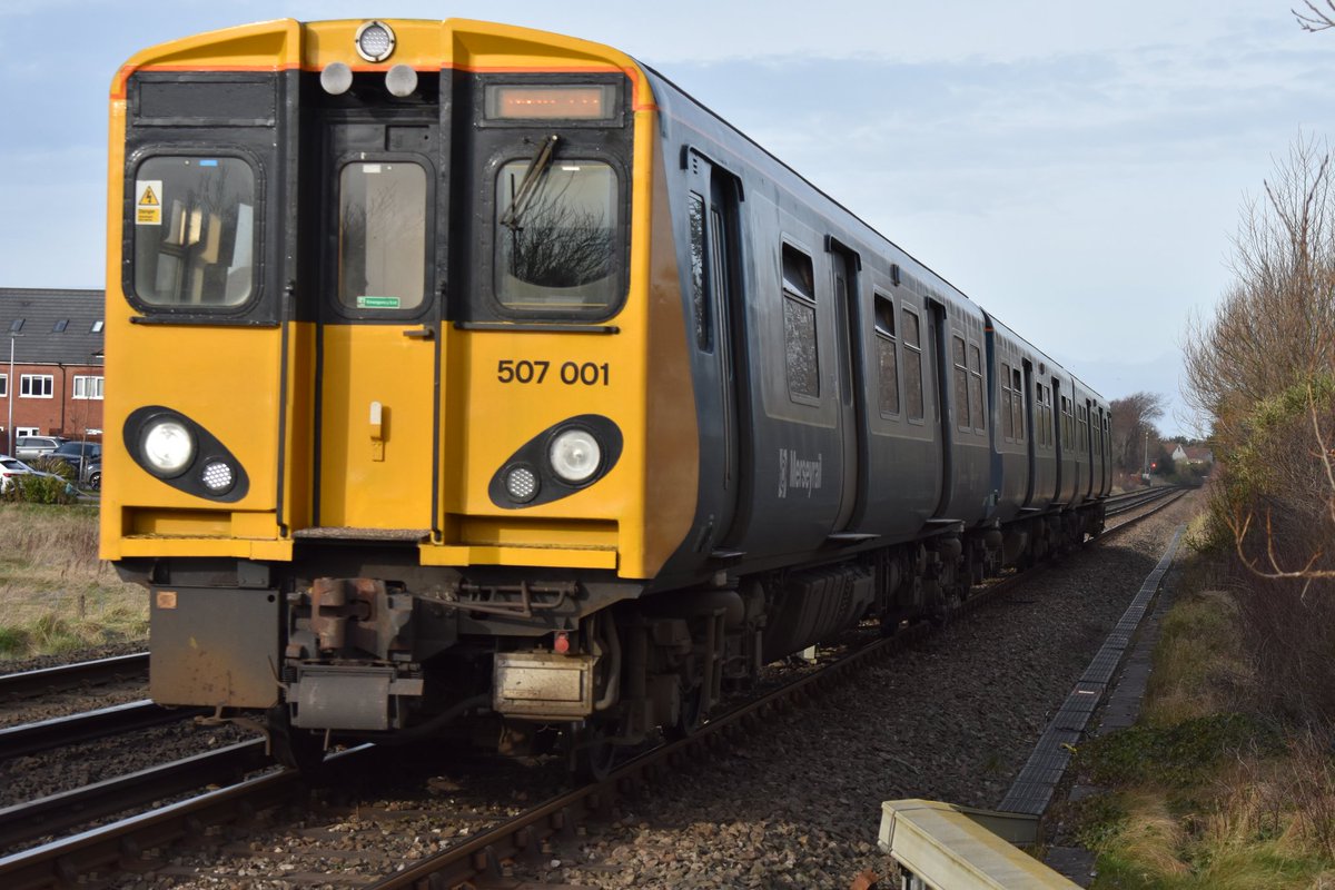 Iiamblundell's tweet photo. Merseyrail class 507001 is seen passing over Hoggs Hill foot crossing working 2U30 1257 Southport to Hunts Cross.
27.01.2024
@merseyrail
#class507
#merseyrail
#oldtrain
#railwayphotography
#trains https://t.co/9kKhK4TcKJ