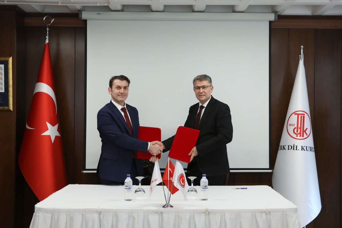 mebyegitek's tweet photo. Millî Eğitim Bakanlığı Yenilik ve Eğitim Teknolojileri Genel Müdürü Mustafa Canlı ve Türk Dil Kurumu Başkanı Prof. Dr. Osman Mert, Güncel Türkçe Sözlük’ün genel ağ servisinin kullanımına ilişkin iş birliği protokolü imzaladı.
@tcmeb 
@Yusuf__Tekin 

🔗 https://t.co/WDI5QVLrII https://t.co/WLEz6cqGgG