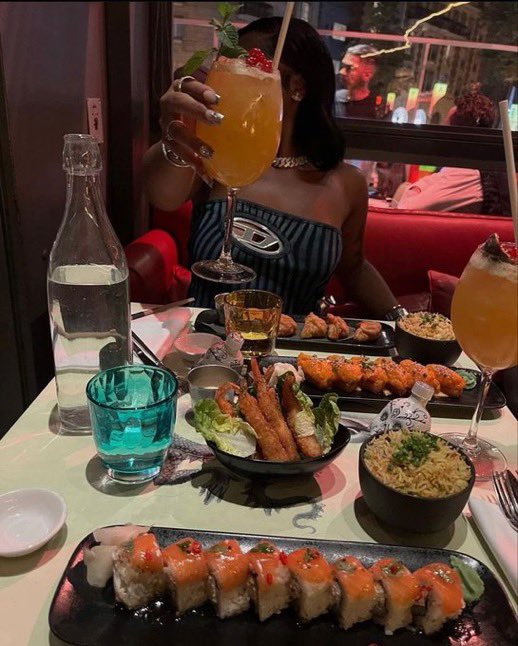 Prettyarii21's tweet image. - Dressing up nice and trying new restaurants is my type of fun 😩🍷