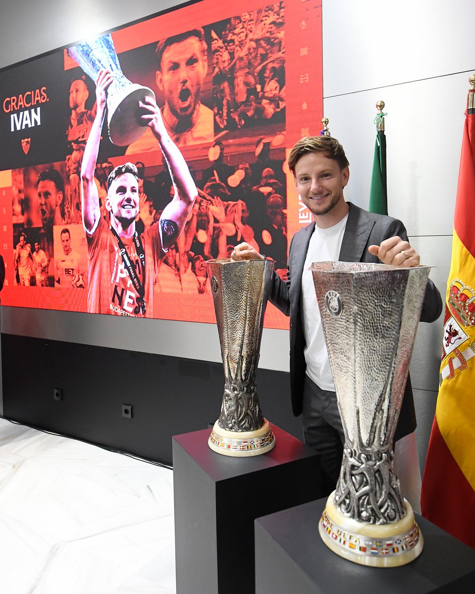 SevillaFC's tweet photo. 𝐆𝐫𝐚𝐜𝐢𝐚𝐬, 𝐈𝐯𝐚𝐧.

🏆🏆❤️ https://t.co/k11isb3MeN