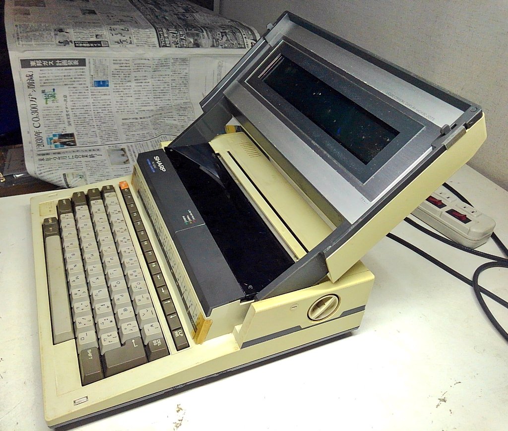 toshitada1973's tweet photo. PC-5000には、CE-510Pっていうプリンターを内蔵できるよ。こうなると、ほぼワープロだね。ていうか、オプションってことは単品の状態もあると思うけど、画像がまったく見当たらない…#PC5000 #CE510P https://t.co/KI8Y6ooyAP