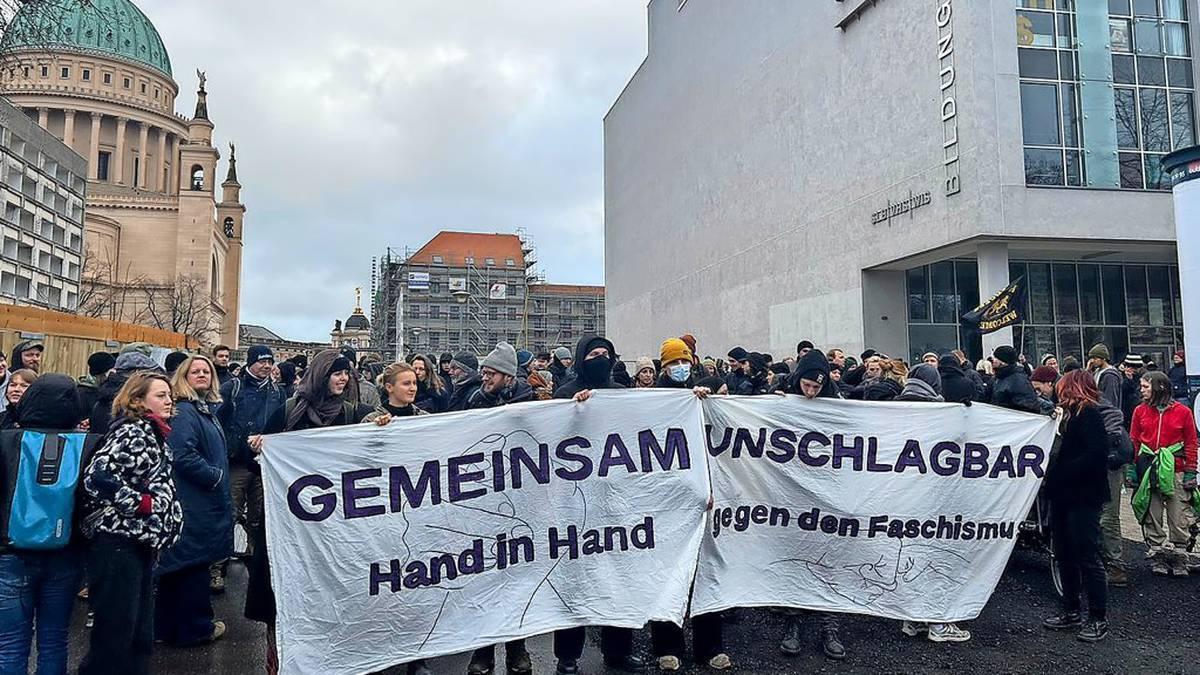 maz_online's tweet photo. Potsdam bekennt Farbe ruft zu neuer Demonstration auf https://t.co/UiiMFVDK65 https://t.co/H5j2hNxlXX