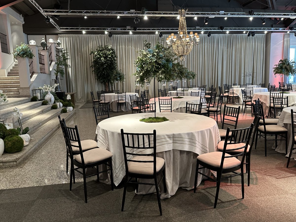 weareadn's tweet photo. Ayer estuvimos de prospección en Madrid para un evento muy muy guay que tenemos entre manos con uno de nuestros clientes 🤝🔝

¿Qué te parece el espacio?👀

Estate atento, pronto te contaremos más sobre el proyecto 😎

#WeAreADN https://t.co/0FUiDDCOhb