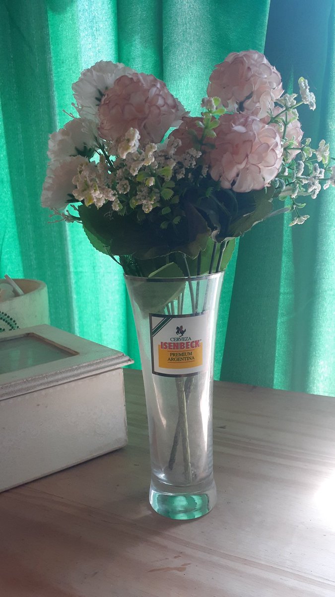 ClaraRecuna's tweet photo. En mi casa son la oda al buen gusto, flores de plástico en un vaso de isenbeck, como si se fusionaran las personalidades de mi mamá y mi papá https://t.co/9s1QnMbvaP