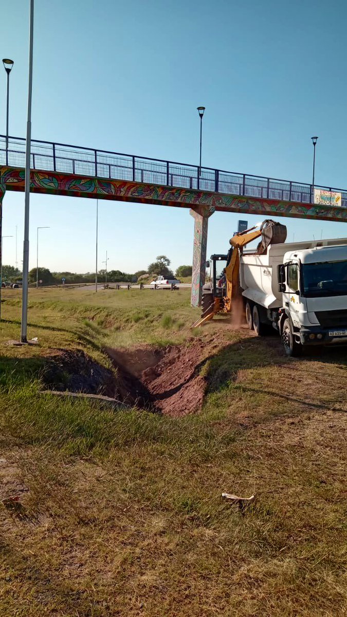 CamdelasSierras's tweet photo. 👷 #CuidamosLaRAC Continuamos limpiando el canal de desagüe y alcantarillas de Ruta E-55, a la altura de #CuestaColorada. https://t.co/t7VHcoIIPq
