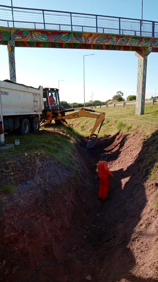 CamdelasSierras's tweet photo. 👷 #CuidamosLaRAC Continuamos limpiando el canal de desagüe y alcantarillas de Ruta E-55, a la altura de #CuestaColorada. https://t.co/t7VHcoIIPq