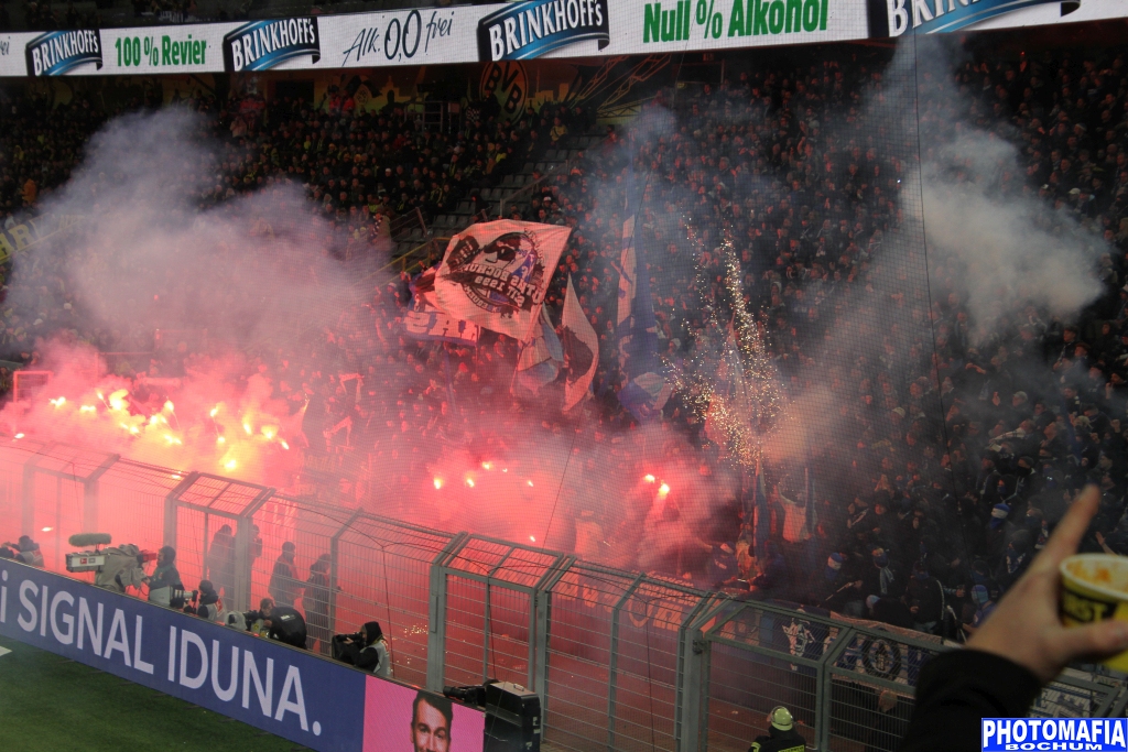 FasziFankurve's tweet image. Auch heute haben wir nochmal zahlreiche aktuelle Fanfotos hochgeladen, u.a. von der #Pyroshow der #VfL #Bochum-Fans beim Auswärtsspiel in #Dortmund: #BVBBOC faszination-fankurve.de/fanfotos/updat…