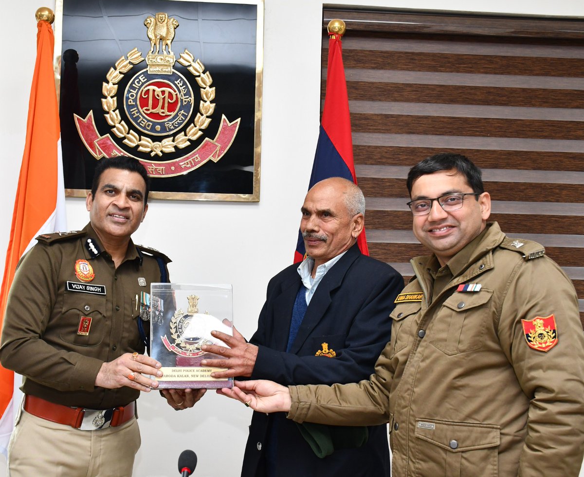 dpa_delhipolice's tweet photo. सेवानिवृति
आपकी वर्षों की सेवा और समर्पण के लिए धन्यवाद। 
W/Insp Uma Bhardwaj
SI Mahkar Singh
Hc Manbir Singh
MTS Harish Chand
DPA की और से आपको आनंद, विश्राम और नए रोमांच से भरी सेवानिवृत्ति की शुभकामनाएं। https://t.co/Ys1i3QTi5l